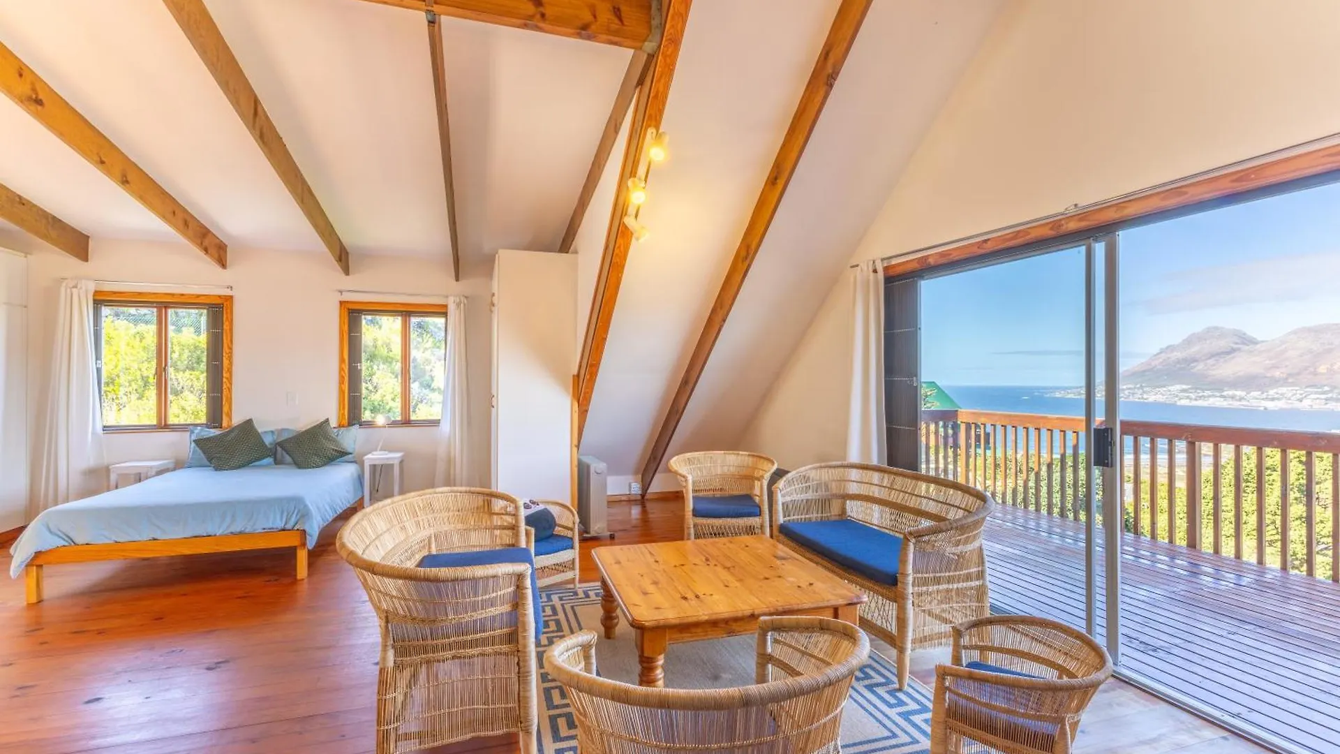 別荘 Lark House, Peaceful Mountain Home With Wonderful Ocean Views ケープタウン