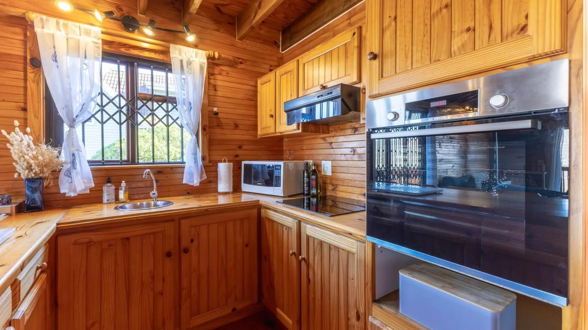 Lark House, Peaceful Mountain Home With Wonderful Ocean Views ケープタウン 別荘